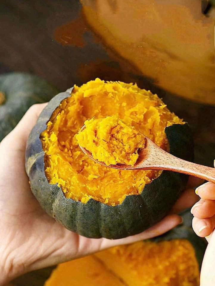 Bí ngô hạt dẻ đặc biệt ở chỗ vừa thơm như hạt dẻ lại dẻo như khoai lang, vỏ mỏng. Khi hấp lên có thể ăn được cả vỏ. Ảnh: Facebook