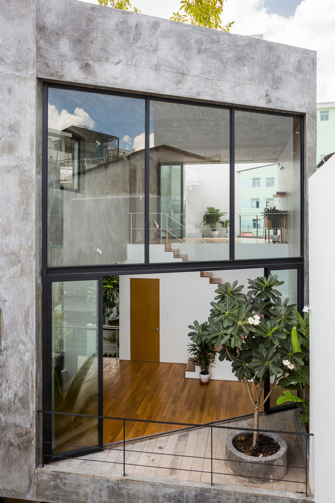 Các mảng cây xanh xuất hiện cả trong và ngoài nhà đưa con người gần hơn với thiên nhiên. Ảnh: Hiroyuki Oki