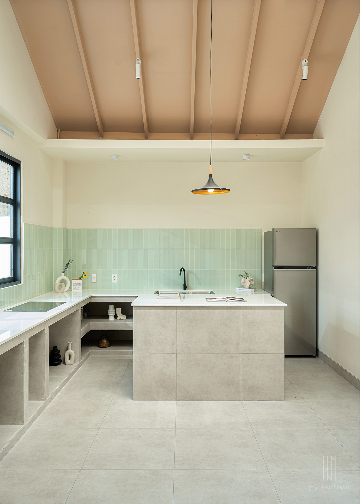 Phòng bếp thiết kế đơn giản, phù hợp với thói quen sinh hoạt của người dân. Ảnh: Nam Vo/HQN-Architects