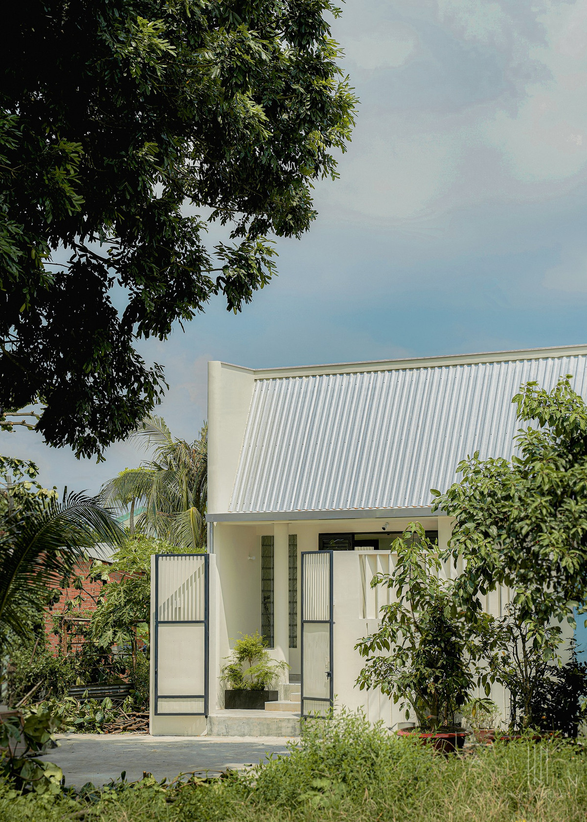 Bên cạnh đó, nhóm kiến trúc sư chọn cách thiết kế tối giản để giảm chi phí và tiết kiệm năng lượng. Ảnh: Nam Vo/HQN-Architects