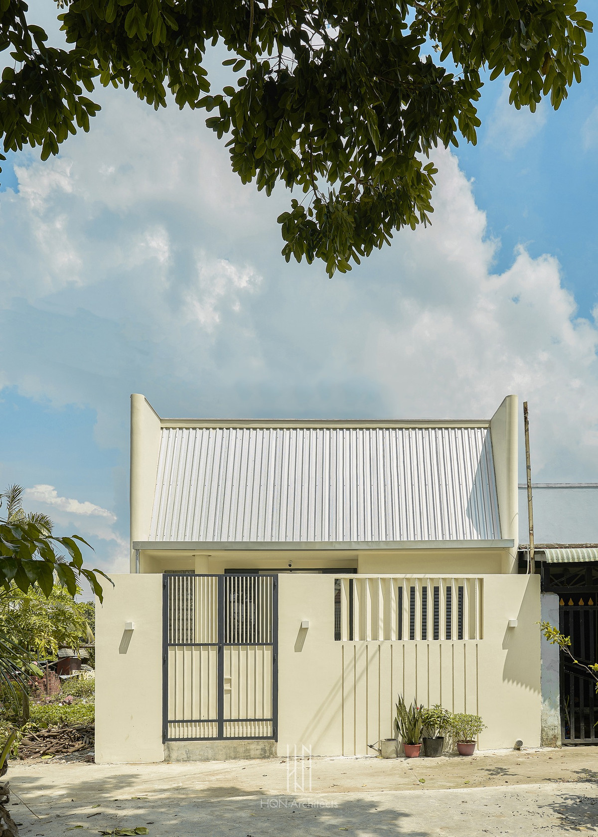 Thiết kế căn nhà hướng đến tính bền vững, từ công năng phù hợp đáp ứng đa dạng nhu cầu của gia đình sử dụng vật liệu quen thuộc tại địa phương và ít phải bảo trì. Ảnh: Nam Vo/HQN-Architects