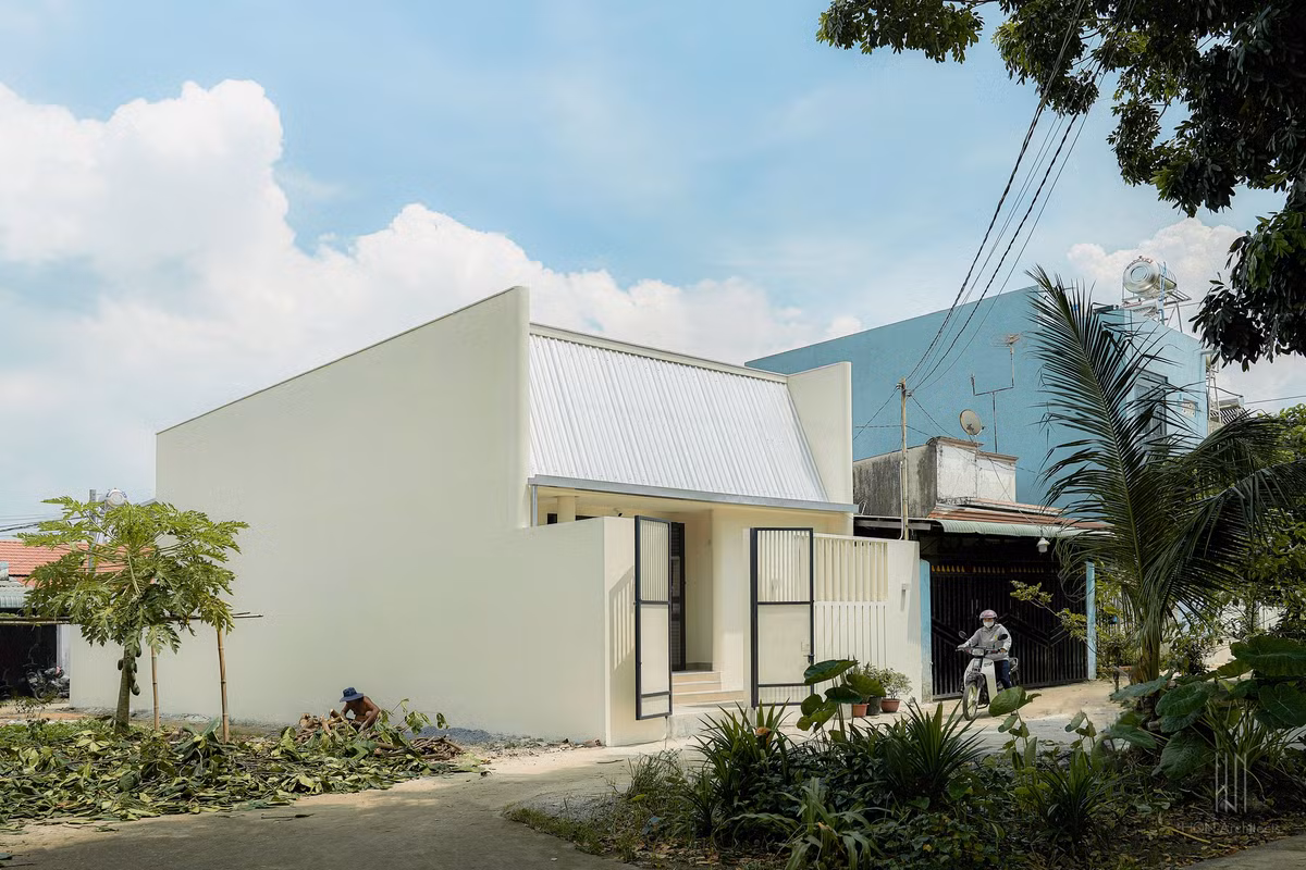 Nằm trên khu đất rộng 145 m2 tại Long Thành (Đồng Nai), ngôi nhà có quy mô 1 tầng, diện tích xây dựng 85m2. Ảnh: Nam Vo/HQN-Architects