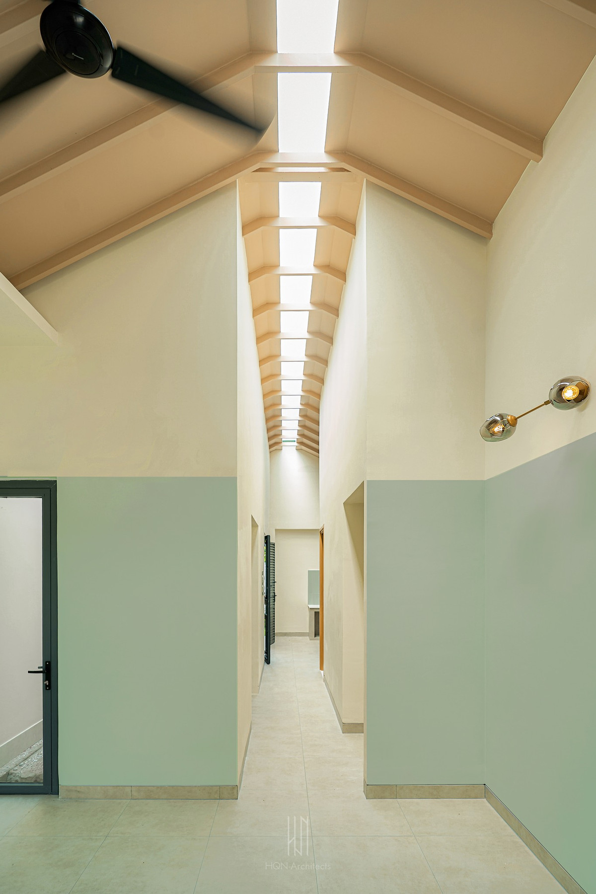 Điểm đặc biệt của công trình là khe sáng dọc nhà dài 12 m, giúp không gian sinh hoạt chung và lối đi luôn ngập tràn ánh sáng. Ảnh: Nam Vo/HQN-Architects