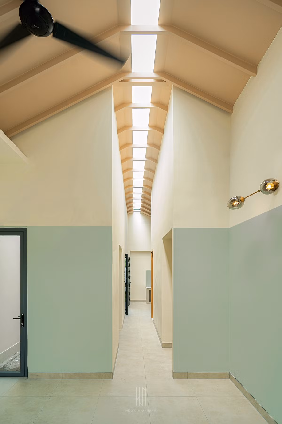 Điểm đặc biệt của công trình là khe sáng dọc nhà dài 12 m, giúp không gian sinh hoạt chung và lối đi luôn ngập tràn ánh sáng. Ảnh: Nam Vo/HQN-Architects