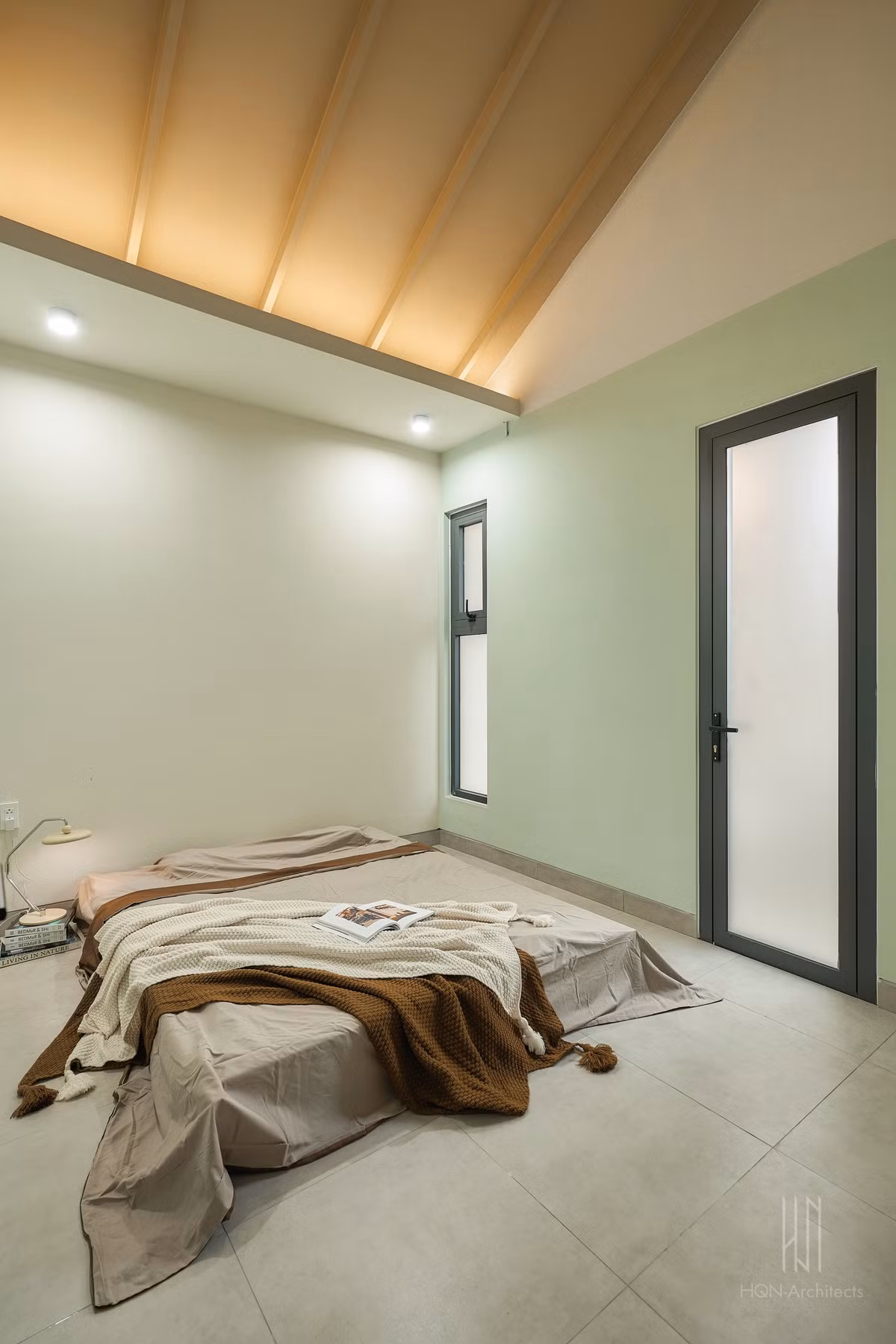 Phòng ngủ tối giản, tiết kiệm chi phí. Ảnh: Nam Vo/HQN-Architects