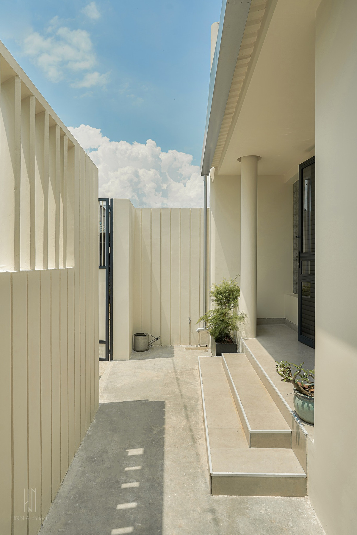 Khối nhà chính được xây ở trung tâm của khu đất, chừa lại khoảng không ở phía trước và sau làm sân và chỗ để xe. Ảnh: Nam Vo/HQN-Architects