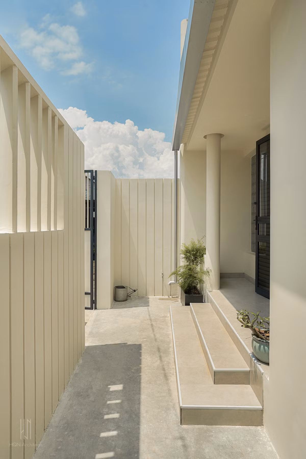 Khối nhà chính được xây ở trung tâm của khu đất, chừa lại khoảng không ở phía trước và sau làm sân và chỗ để xe. Ảnh: Nam Vo/HQN-Architects