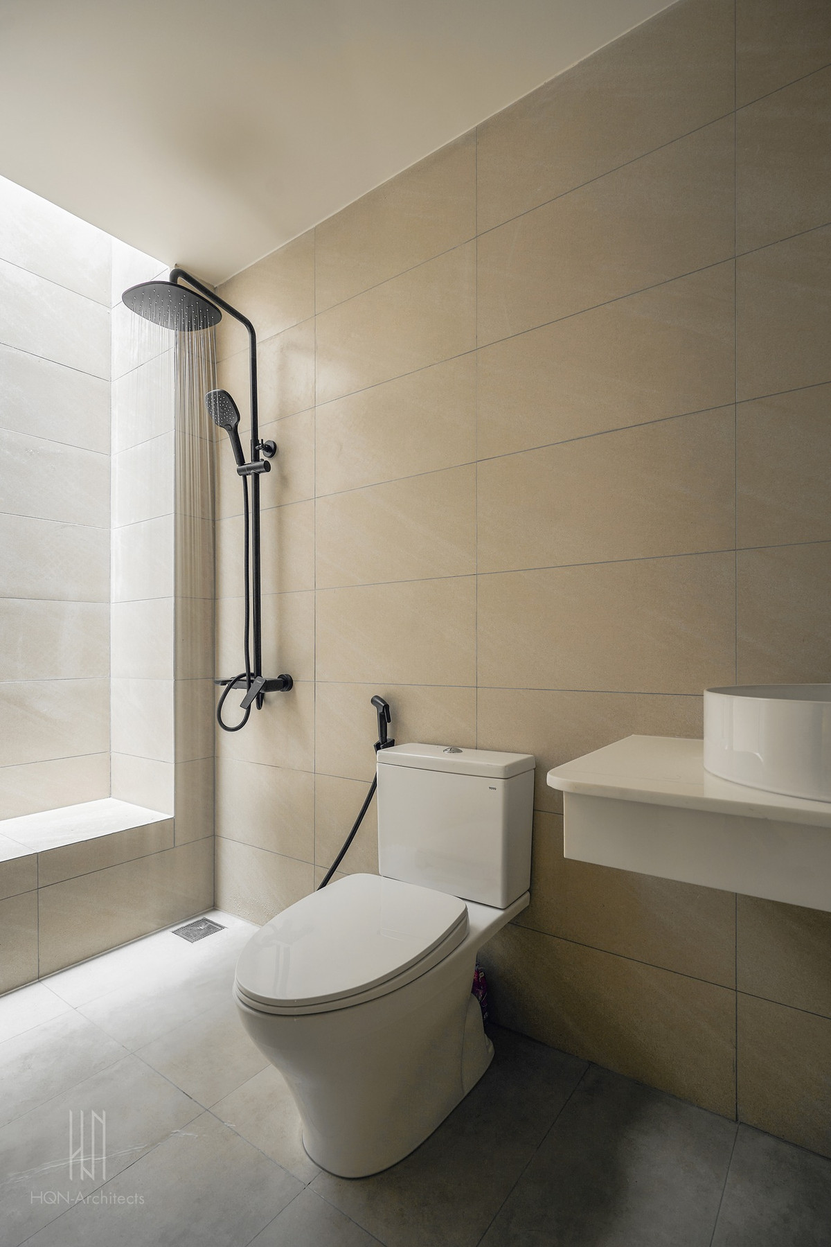 Phòng tắm tối ưu ánh sáng. Ảnh: Nam Vo/HQN-Architects