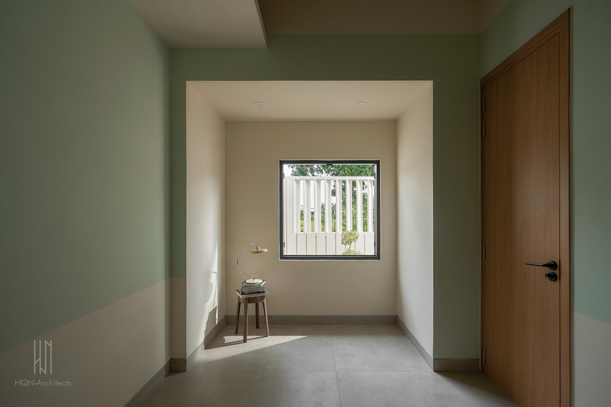 Ở các vị trí cho phép, kiến trúc sư bố trí cửa sổ và hệ vách kính để lấy sáng, góp phần tiết kiệm điện năng vào ban ngày. Ảnh: Nam Vo/HQN-Architects