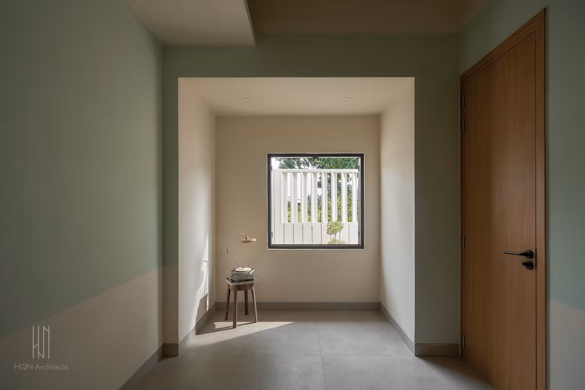 Ở các vị trí cho phép, kiến trúc sư bố trí cửa sổ và hệ vách kính để lấy sáng, góp phần tiết kiệm điện năng vào ban ngày. Ảnh: Nam Vo/HQN-Architects