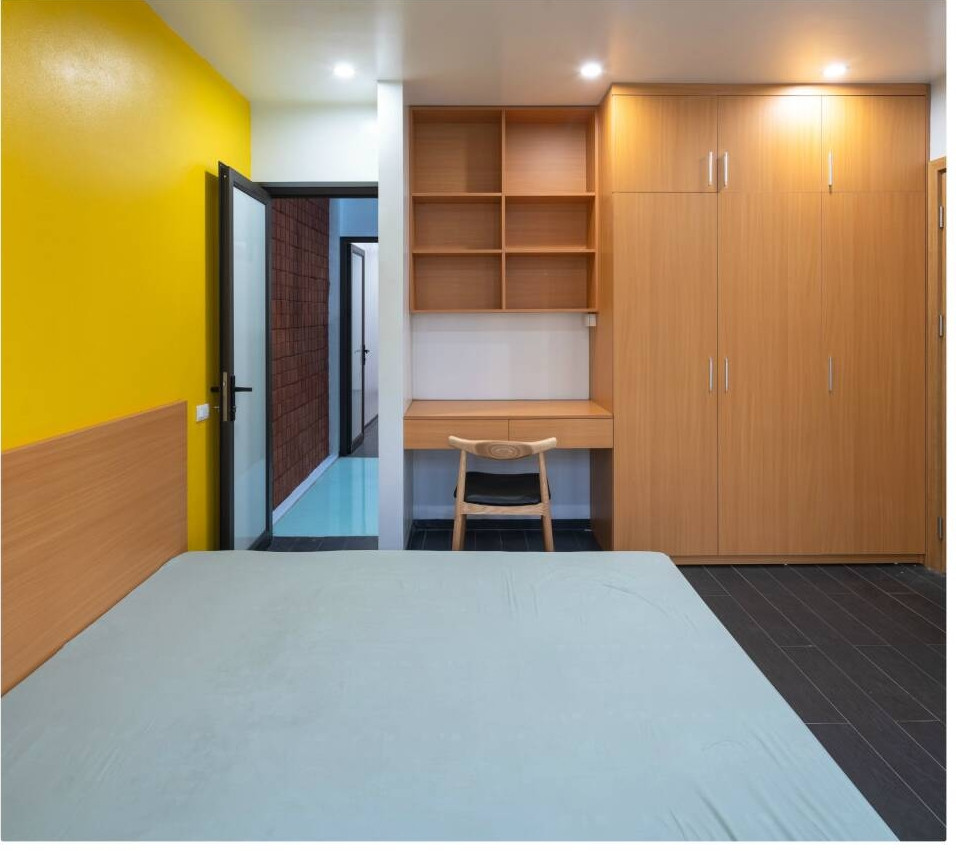 Các phòng ngủ trên tầng 2 và 3 thiết kế đơn giản, hiện đại, không quá nhiều đồ đạc. Ảnh: Triệu Chiến