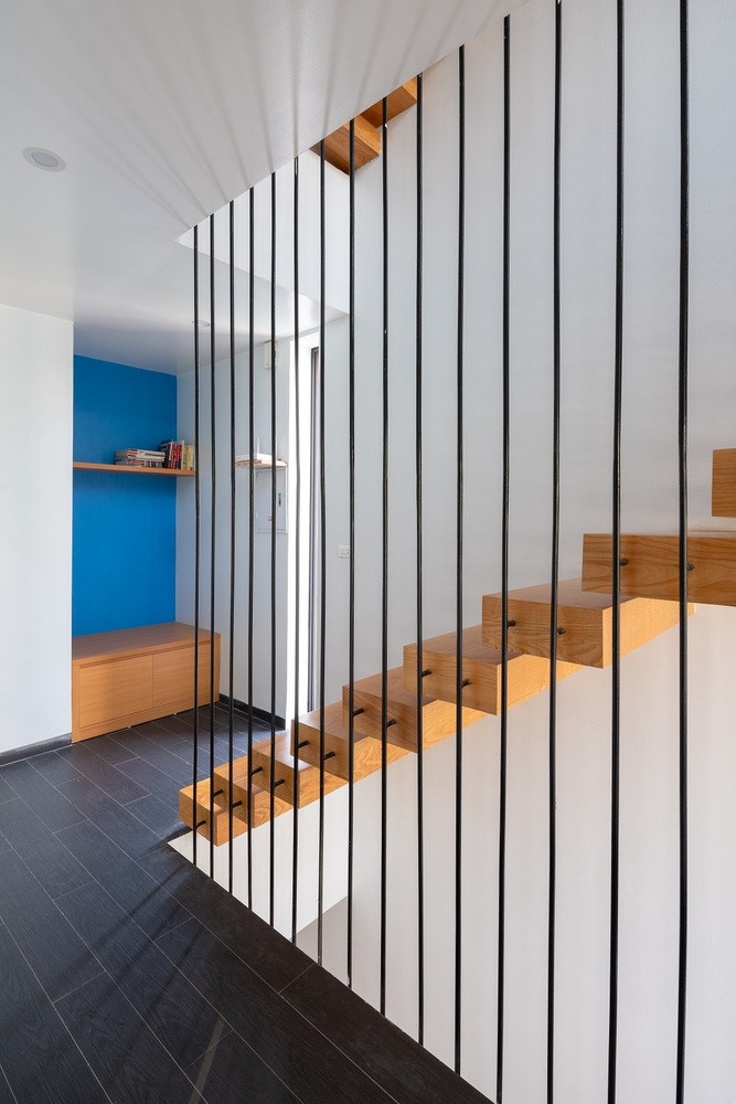 Với cách thiết kế khéo léo, thiên nhiên được đưa vào bên trong ngôi nhà, những tia nắng nhảy múa theo nhịp điệu của từng khoảnh khắc thời gian. Ảnh: Triệu Chiến