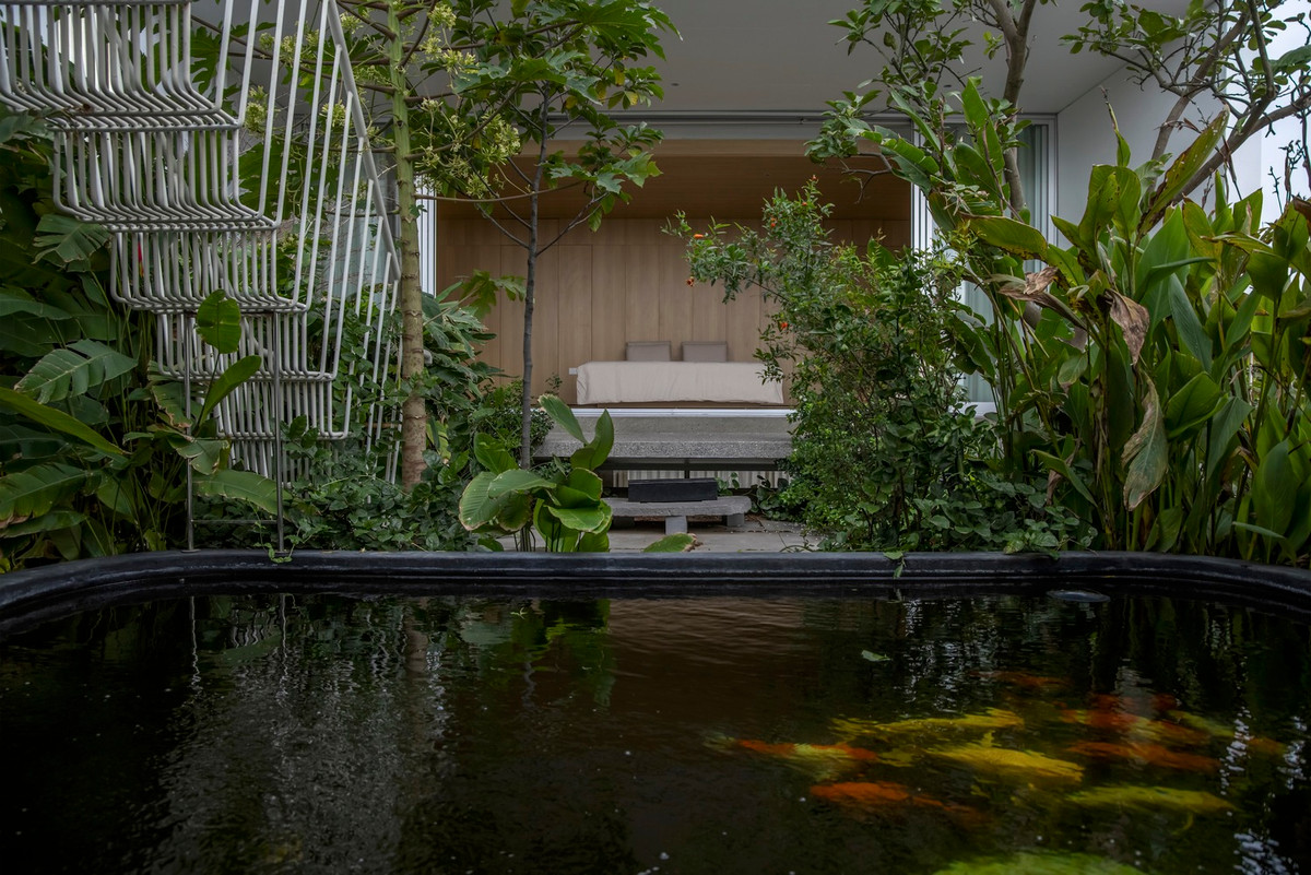 Trong nhà còn có hồ cá Koi đẹp mắt. Ảnh: Chimnon studio