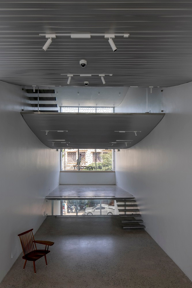 Thiết kế so le tạo ra sự liên tục về mặt thị giác giữa các tầng, cho phép ánh sáng và không khí di chuyển qua căn nhà một cách tự do hơn. Ảnh: Chimnon studio