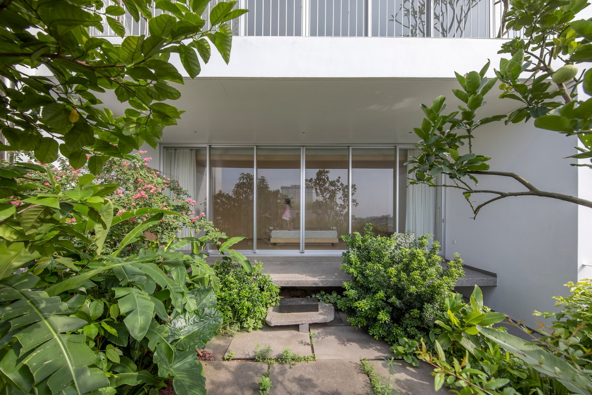 Để giải quyết vấn đề này, kiến trúc sư sử dụng nhiều cây xanh, ở cả mặt tiền và trong không gian vườn. Ảnh: Chimnon studio