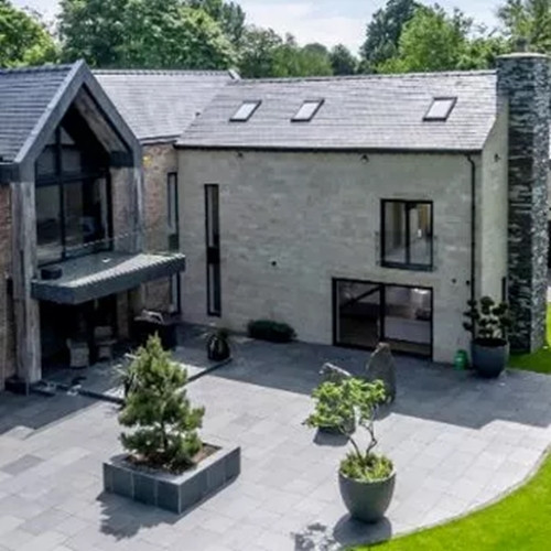 Biệt thự của Cristiano Ronaldo có diện tích rộng rãi, thoáng đãng, được trang trí theo phong cách hiện đại, sang trọng. Ảnh: Manchestereveningnews