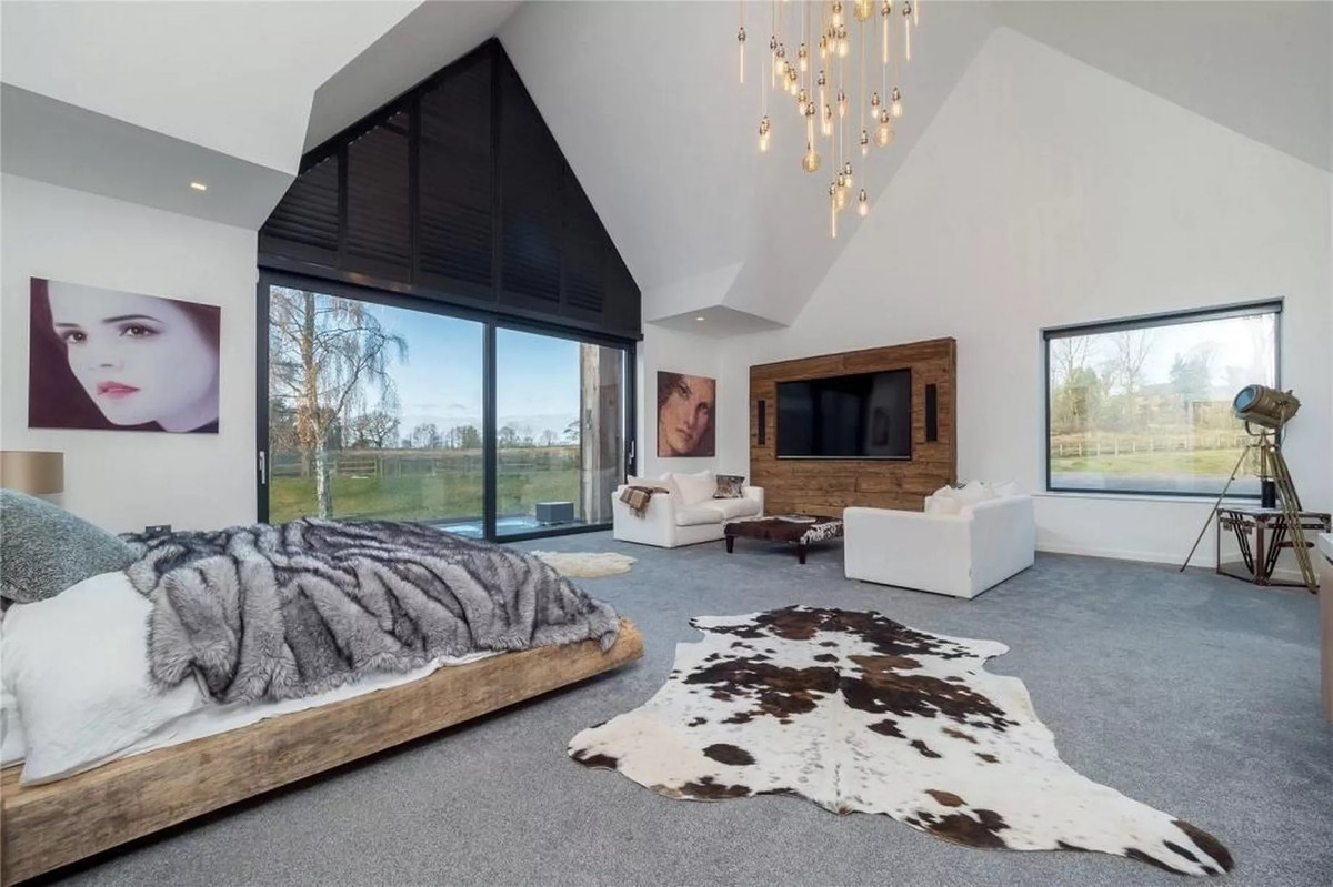 Biệt thự có 7 phòng ngủ, trong đó có 2 phòng ngủ cho khách, phòng chiếu phim, phòng tập gym, hầm rượu, bể sục, sân chơi padel tennis. Ảnh: Manchestereveningnews