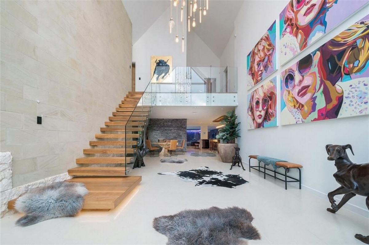 Sảnh vào nhà với trần cao thoáng, rộng. Ảnh: Manchestereveningnews