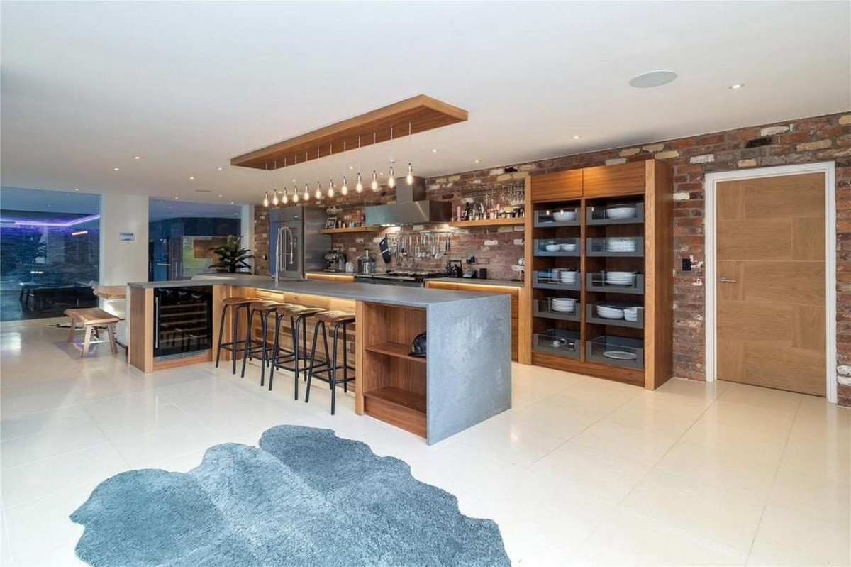 Nhà bếp đơn giản nhưng hiện đại. Ảnh: Manchestereveningnews