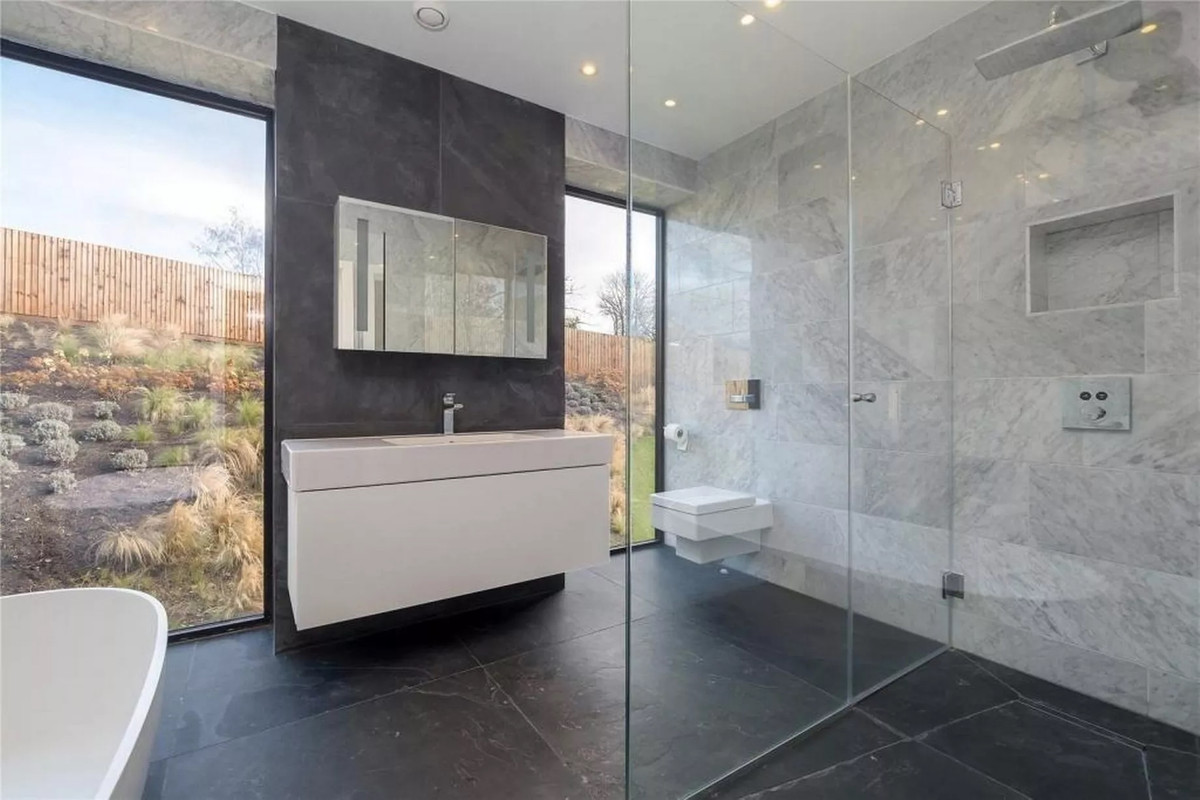 Phòng tắm sở hữu tầm view tuyệt đẹp. Ảnh: Manchestereveningnews