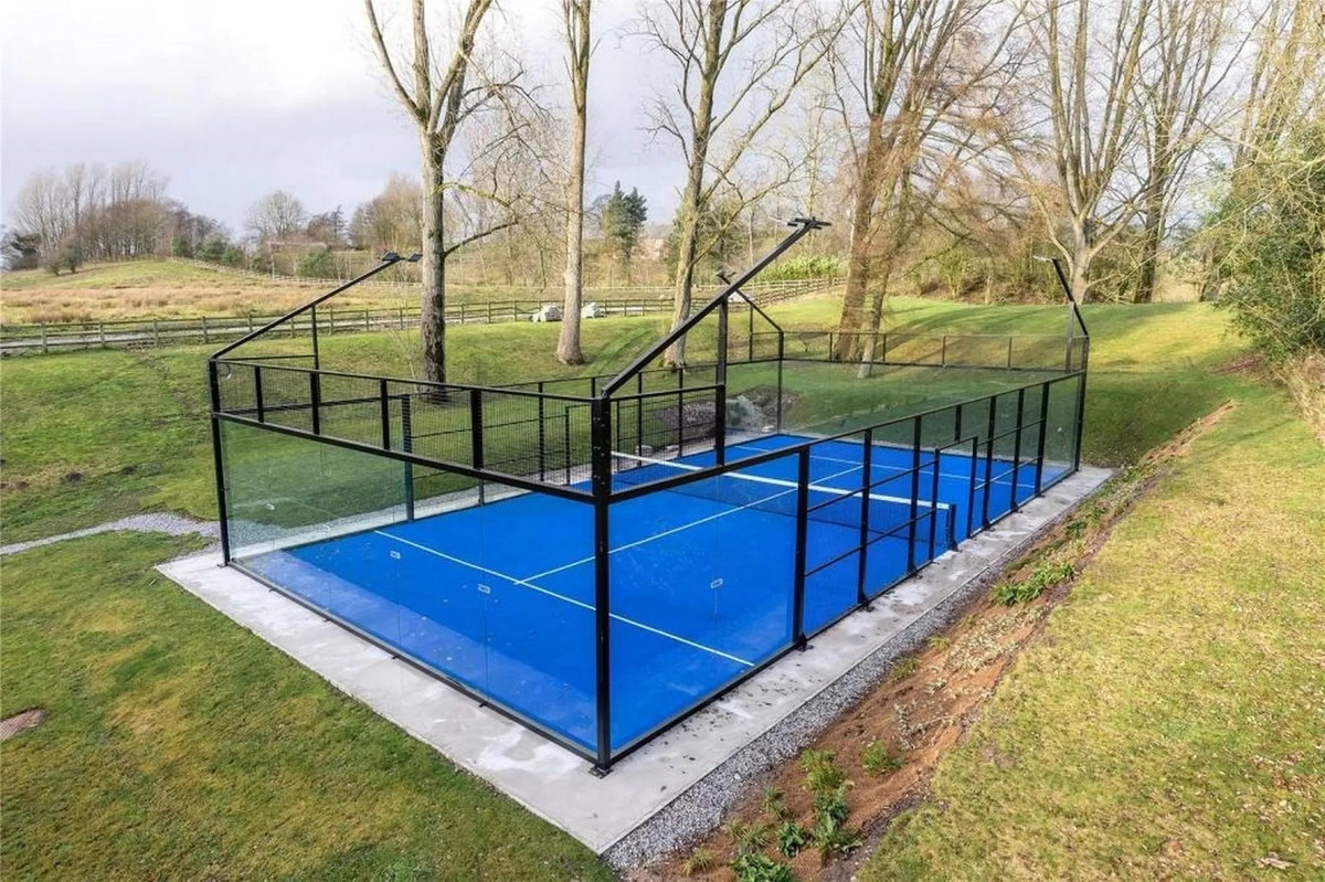 Biệt thự của Ronaldo còn có sân padel. Ảnh: Manchestereveningnews