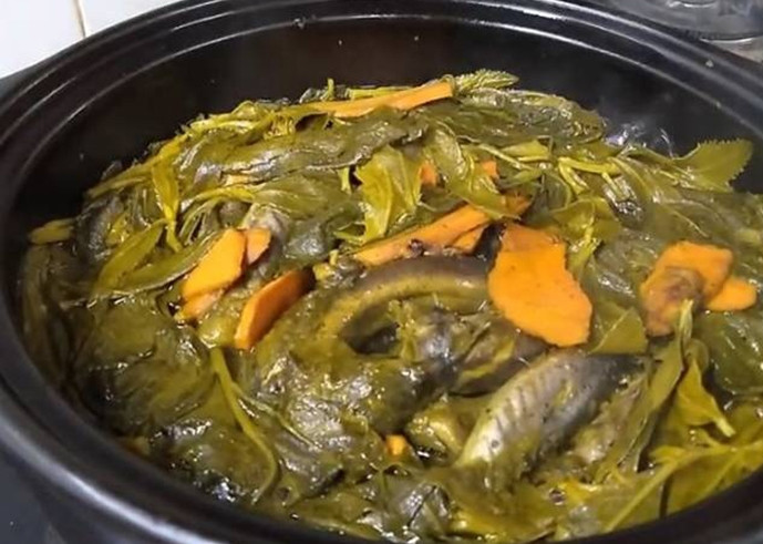 Nhiều nhà hàng, quán ăn ở miền Bắc hiện đưa lá cúc tần vào thực đơn khiến khách hàng thích mê. Ảnh: Dân Việt