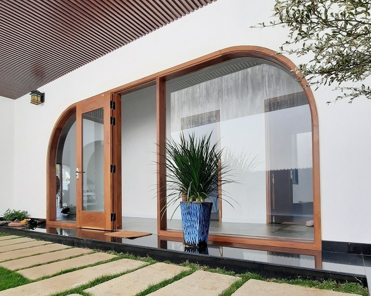 Khác với những căn nhà cấp 4 thông thường, Kam House sử dụng cửa vòm, “đánh dấu” sự khác biệt và nâng tầm thẩm mỹ cho công trình. Ảnh: BL Architects