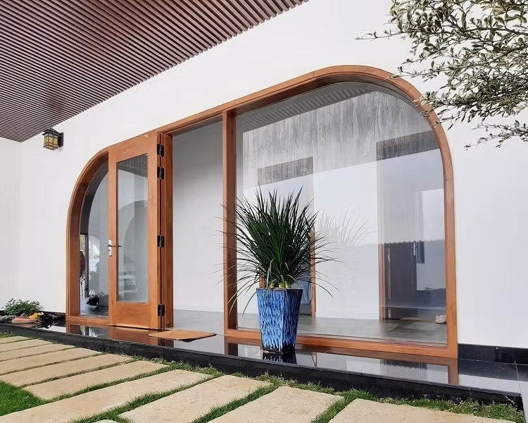 Khác với những căn nhà cấp 4 thông thường, Kam House sử dụng cửa vòm, “đánh dấu” sự khác biệt và nâng tầm thẩm mỹ cho công trình. Ảnh: BL Architects