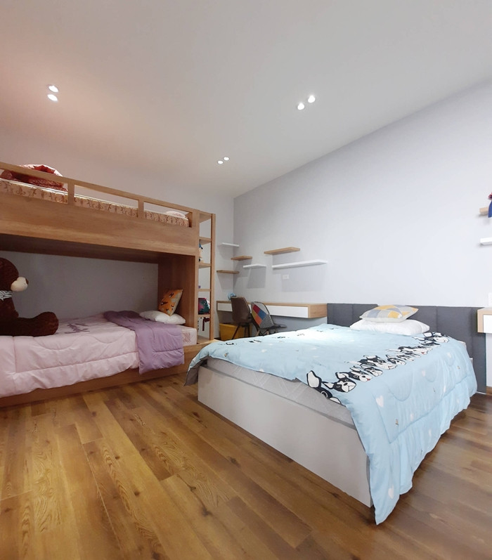 Phòng ngủ của 3 con nhỏ với thiết kế giường tầng, giúp tối ưu để diện tích. Ảnh: BL Architects