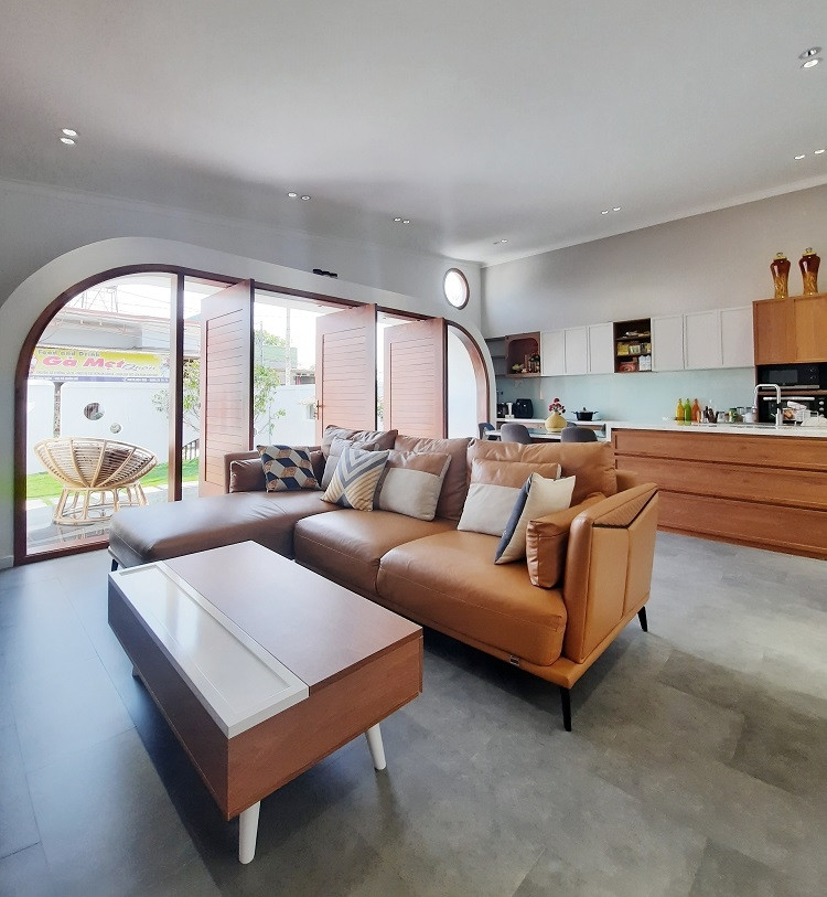 Phòng khách thông với bếp. Ảnh: BL Architects