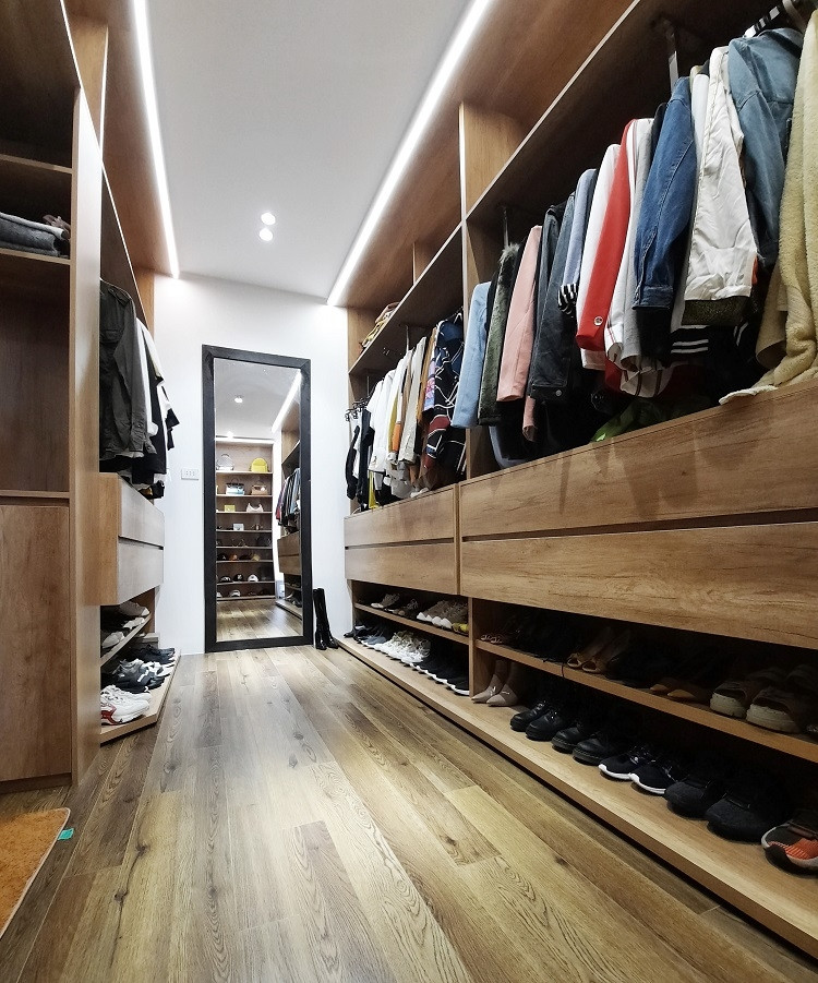 Tủ quần áo lớn thiết kế đối xứng qua gương nhỏ tạo cảm giác gọn gàng, tiết kiệm diện tích. Ảnh: BL Architects