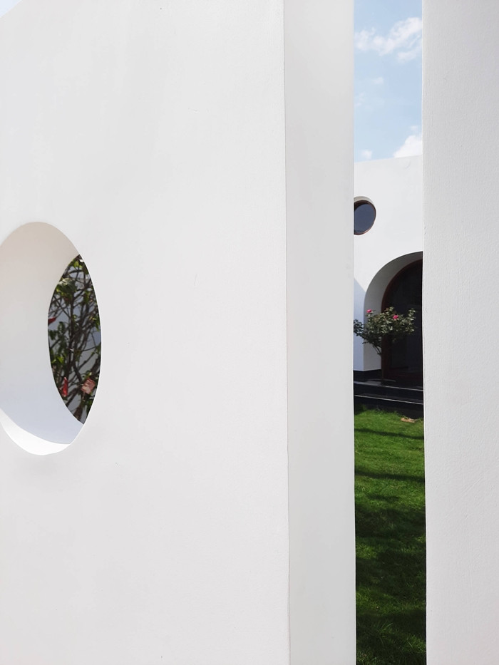 Những khối tròn, khối trụ trên tường giúp ngôi nhà thông thoáng hơn. Ảnh: BL Architects