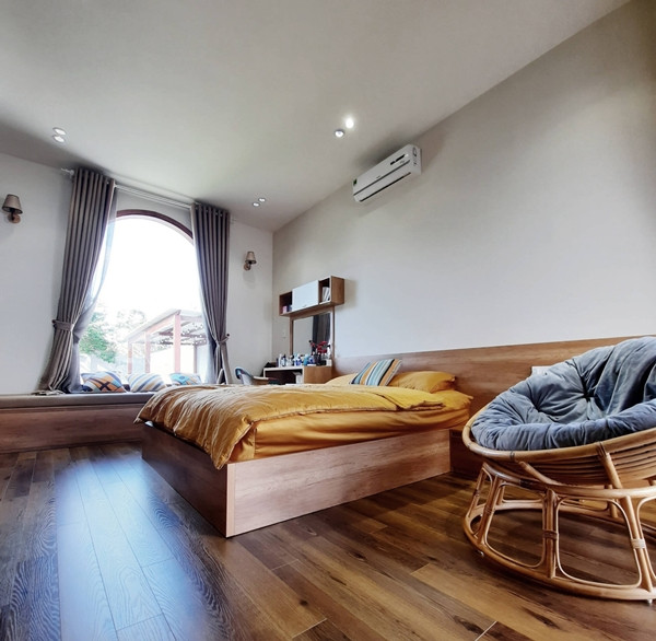 Phòng ngủ của bố mẹ có cửa sổ chính hướng ra sân sau thoáng đãng. Ảnh: BL Architects