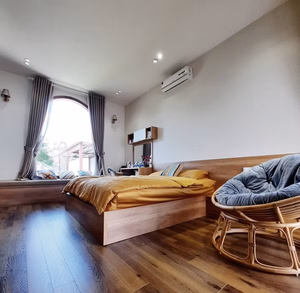 Phòng ngủ của bố mẹ có cửa sổ chính hướng ra sân sau thoáng đãng. Ảnh: BL Architects