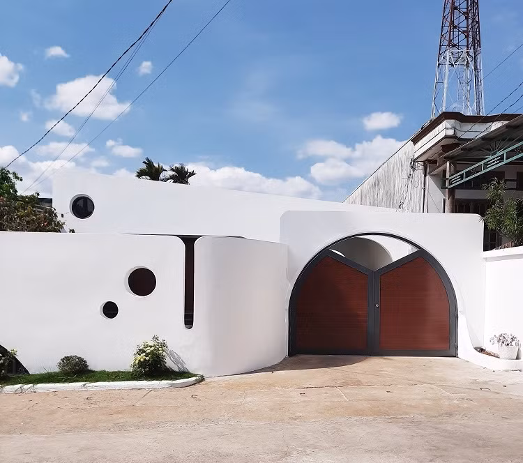 Lấy cảm hứng từ những đường cong và hình khối kiến trúc độc đáo, thiết kế của ngôi nhà toát lên vẻ hiện đại, mới lạ. Ảnh: BL Architects