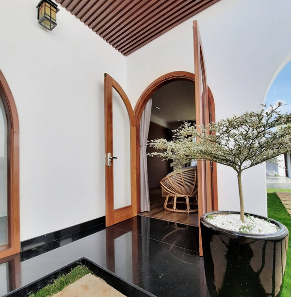 Mặt sau căn nhà thiết kế giống cửa ra vào, có thể kết hợp làm nơi sinh hoạt, giải trí cho gia đình. Ảnh: BL Architects