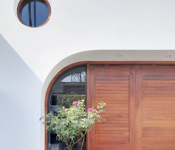 Dựa vào nguồn lực sẵn có như kinh tế; đất đai, ý tưởng, cá tính riêng...gia chủ và kiến trúc sư thống nhất sử dụng những đường cong làm chi tiết chủ đạo cho căn nhà. Ảnh: BL Architects