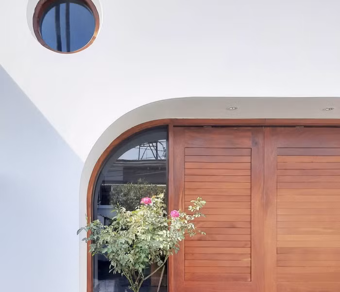 Dựa vào nguồn lực sẵn có như kinh tế; đất đai, ý tưởng, cá tính riêng...gia chủ và kiến trúc sư thống nhất sử dụng những đường cong làm chi tiết chủ đạo cho căn nhà. Ảnh: BL Architects