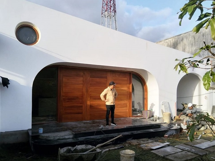 Với diện tích đất khoảng 500m2, vợ chồng gia chủ dự kiến xây nhà với chi phí dao động trên dưới 1 tỷ đồng. Sau khoảng 2 tháng lên kế hoạch và cân nhắc các khoản chi, diện tích sử dụng để xây nhà được giới hạn trong khoảng 150m2. Phần đất trống còn lại dự kiến để làm vườn và nhường lại cho các con khi chúng lớn lên. Ảnh: BL Architects