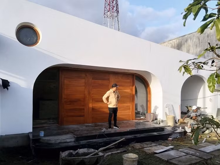 Với diện tích đất khoảng 500m2, vợ chồng gia chủ dự kiến xây nhà với chi phí dao động trên dưới 1 tỷ đồng. Sau khoảng 2 tháng lên kế hoạch và cân nhắc các khoản chi, diện tích sử dụng để xây nhà được giới hạn trong khoảng 150m2. Phần đất trống còn lại dự kiến để làm vườn và nhường lại cho các con khi chúng lớn lên. Ảnh: BL Architects