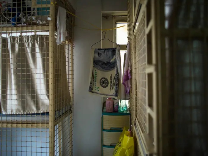 Mặc dù các quan chức Hồng Kông đã hứa sẽ ban hành các gói cứu trợ nhằm giải phóng thêm đất đai để xây nhà, nhưng người dân vẫn phải chấp nhận những gì họ đang có. Ảnh: Reuters