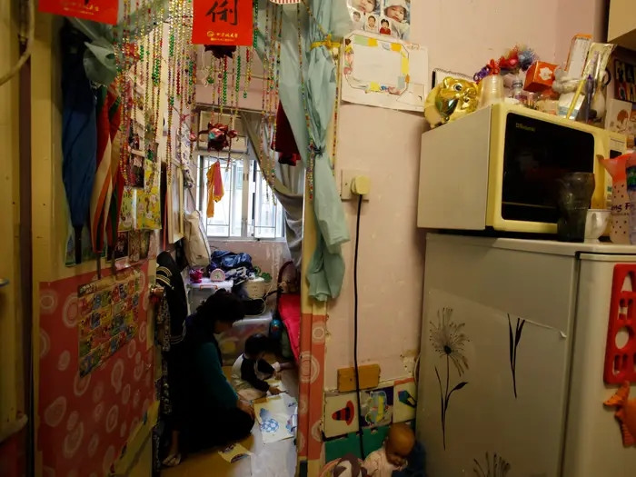 Căn nhà quá ngột ngạt nhưng điều kiện khiến họ buộc phải lựa chọn. Ảnh: Reuters