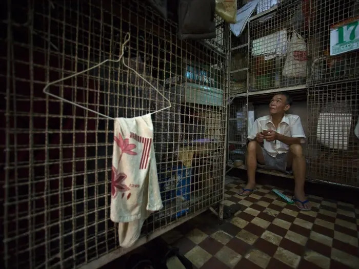 Nhưng căn nhà "lồng sắt" này thường có rệp và mùi hôi thối do vệ sinh kém. Ảnh: Reuters