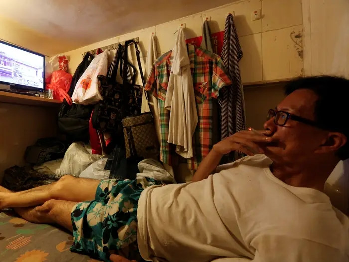 Với giá thuê khoảng 226 USD (tương đương 5,2 triệu đồng) mỗi tháng, căn hộ người đàn ông này thuê được chỉ đủ chỗ để treo một vài chiếc áo sơ mi và quần dài. Ảnh: Reuters