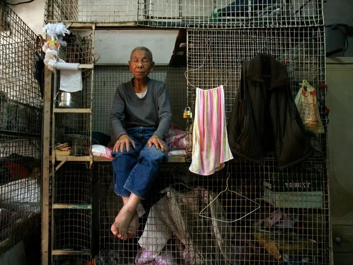 Thậm chí, một số cư dân, chủ yếu là đàn ông lớn tuổi phải sống trong nhà ở công cộng thay giường tầng bằng lồng xếp chồng. Thông thường, có tới 12 người sống trong một phòng. Ảnh: Reuters