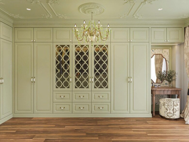 Hệ tủ quần áo màu xanh pastel với cửa kính hoa văn giúp căn phòng thêm phần tinh tế. Ảnh: FBNV