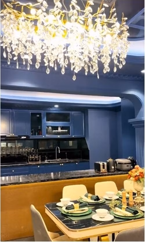 Khu bếp thiết kế hiện đại với nhiều thiết bị đắt giá. Ảnh: FBNV