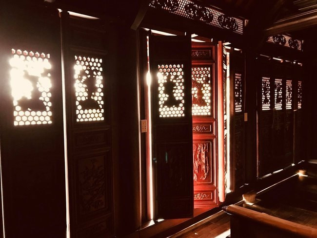 Ngôi nhà thuộc sở hữu của gia đình anh Trần Văn Hải, con cháu đời thứ 4 của chủ nhân. Trải những qua những năm tháng thăng trầm của lịch sử, căn nhà được tu sửa vào năm 2015 nhưng toàn bộ khung gỗ vẫn được giữ và bảo tồn gần như nguyên vẹn. Ảnh: Thethaovanhoa