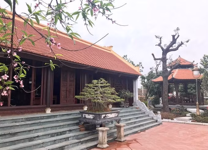 Nhà mới được lợp ngói, nâng cấp nền gạch và lát đá cao ráo, thoáng mát hơn. Ảnh: Người quan sát