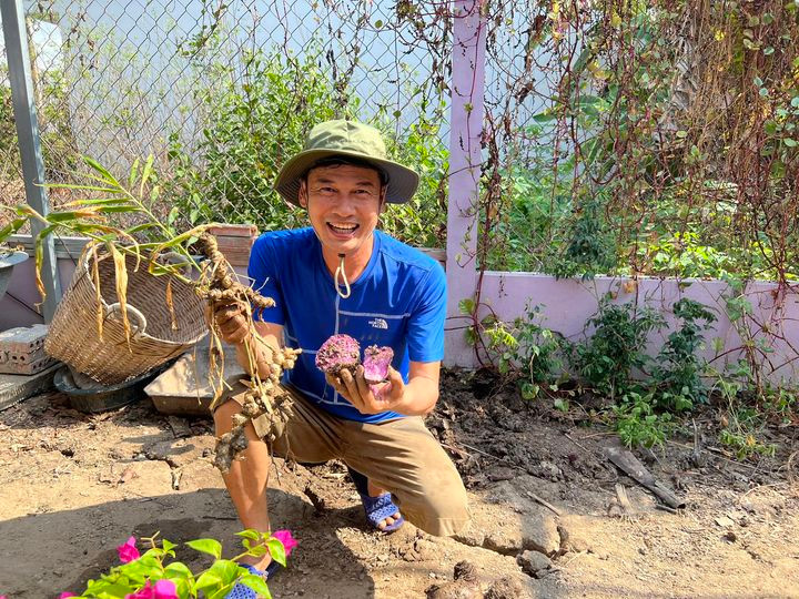 Với Tiết Cương, khu vườn như một nguồn sống để tìm sự bình yên, tận hưởng bầu không khí trong lành. Ảnh: FBNV